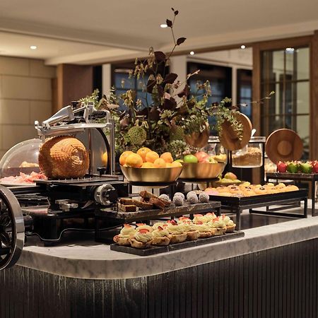 Hilton Melbourne Little Queen Street Екстер'єр фото A buffet at a hotel