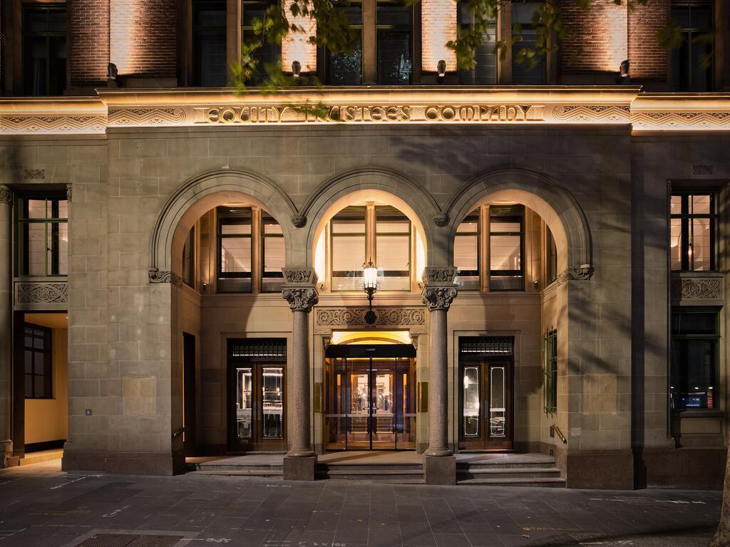 Hilton Melbourne Little Queen Street Екстер'єр фото The entrance to the hotel