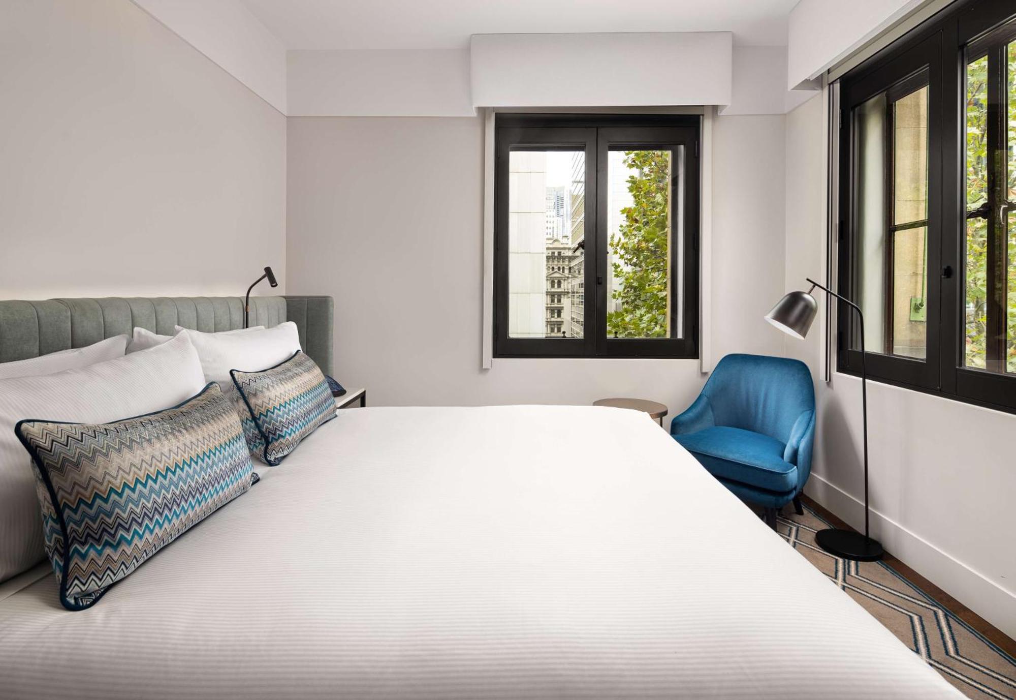 Hilton Melbourne Little Queen Street Екстер'єр фото A bedroom at the hotel
