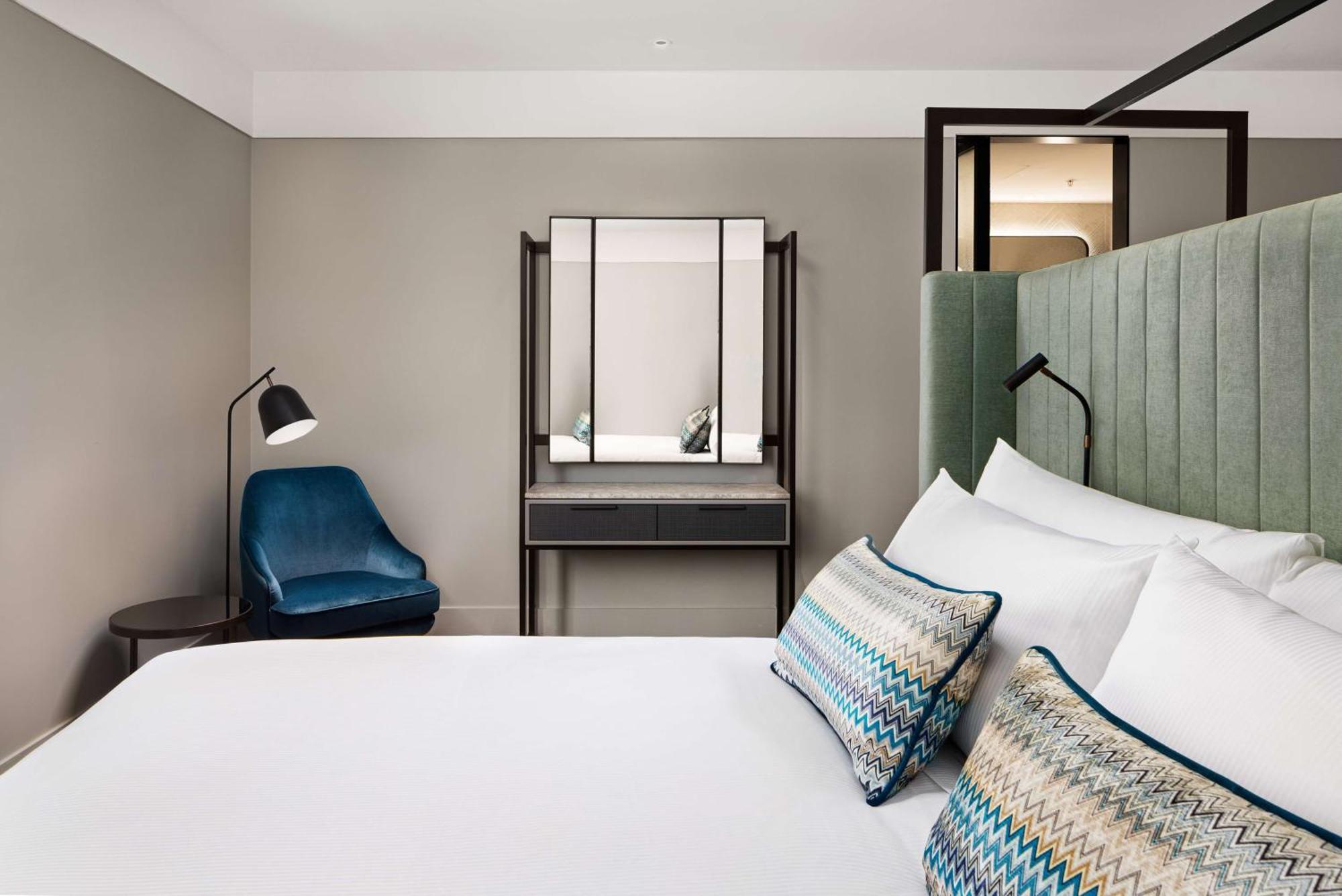 Hilton Melbourne Little Queen Street Екстер'єр фото A bedroom at the hotel