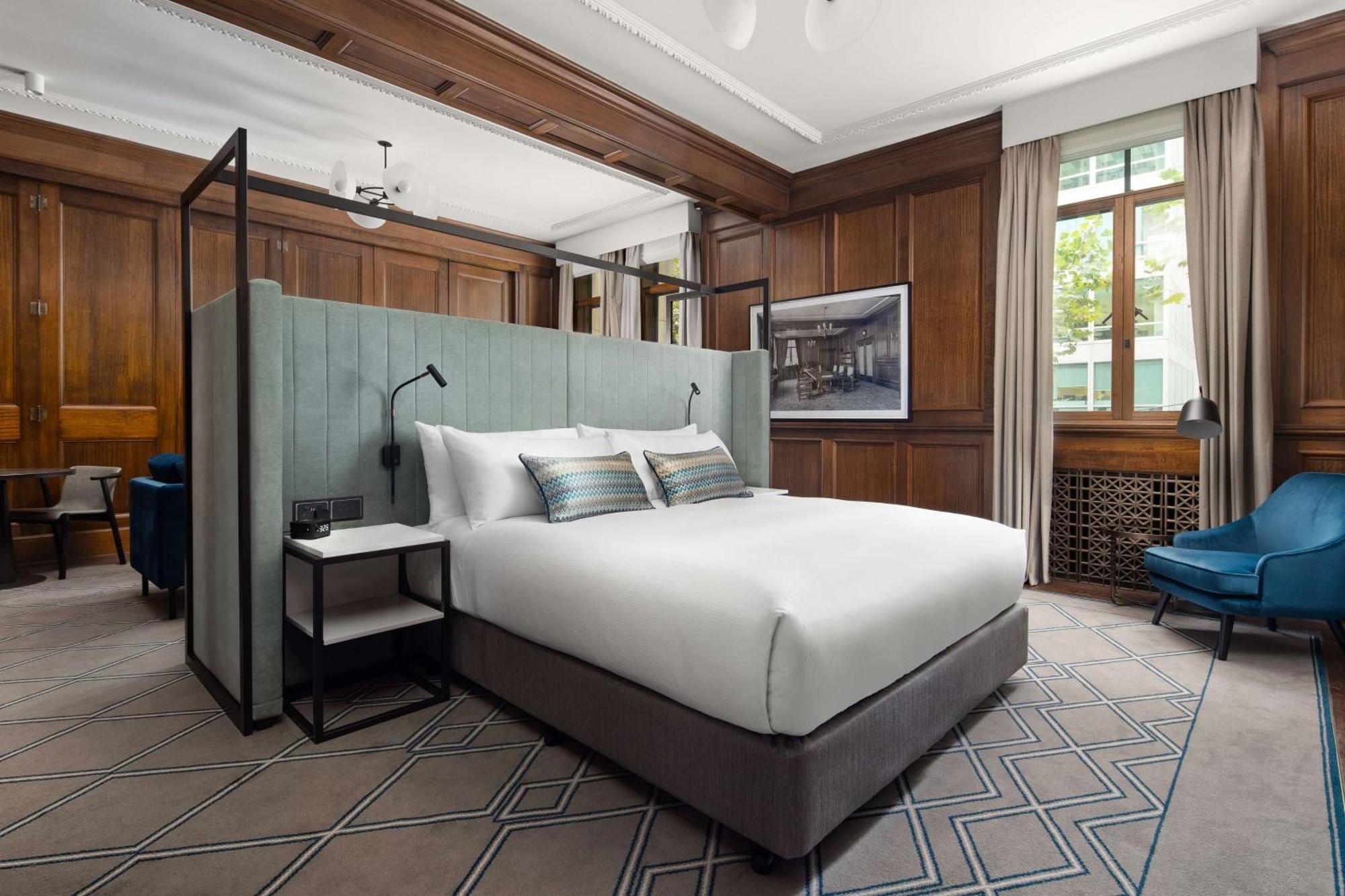 Hilton Melbourne Little Queen Street Екстер'єр фото A bedroom at the hotel