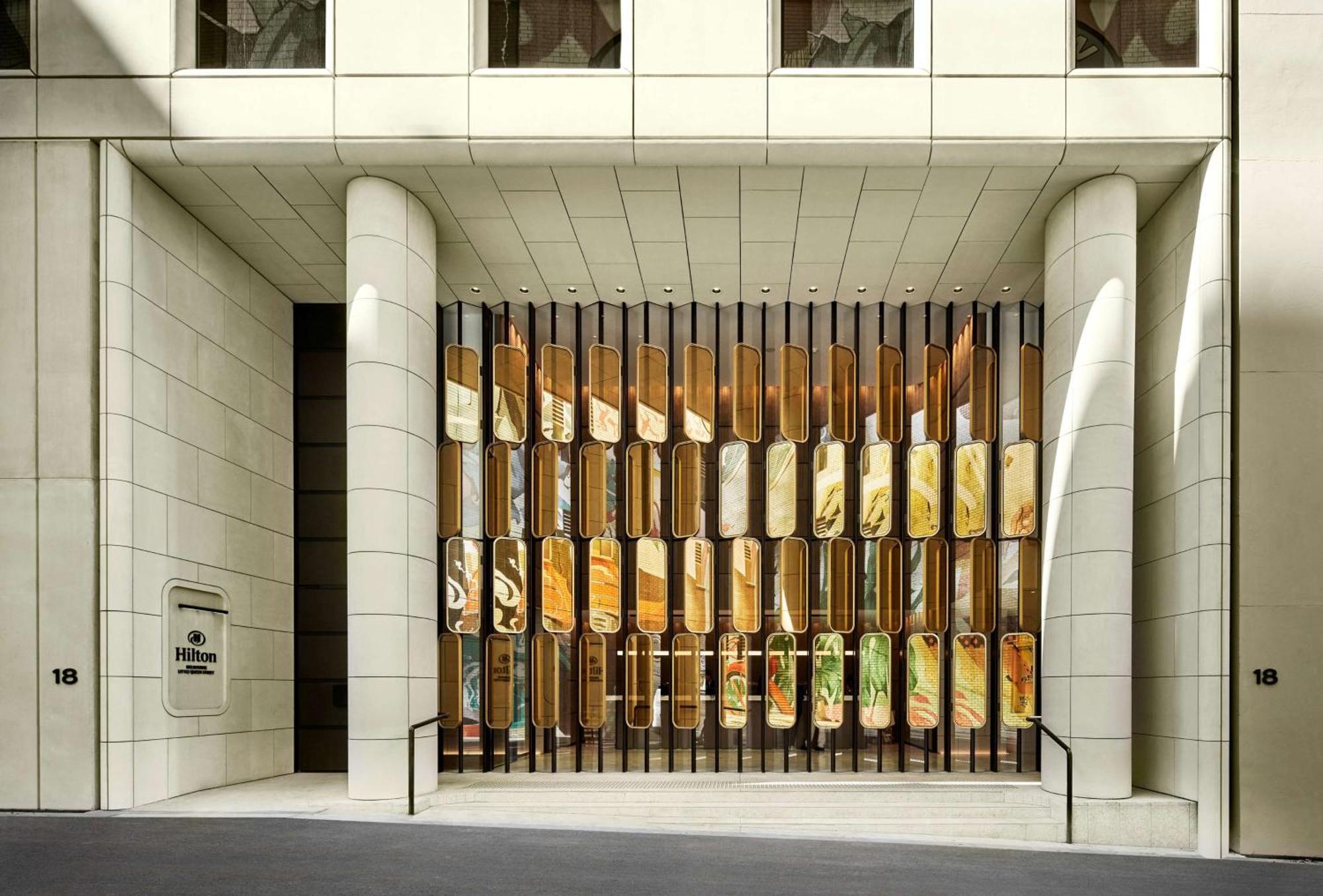 Hilton Melbourne Little Queen Street Екстер'єр фото The entrance to the hotel