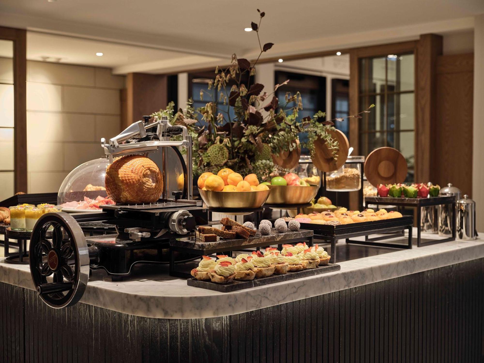 Hilton Melbourne Little Queen Street Екстер'єр фото A buffet at a hotel